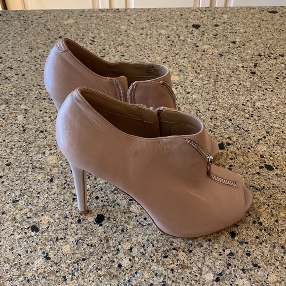 Gianni Bini Cream/Tan Zipper Heels Booties 8.5 - Picture 2 of 9